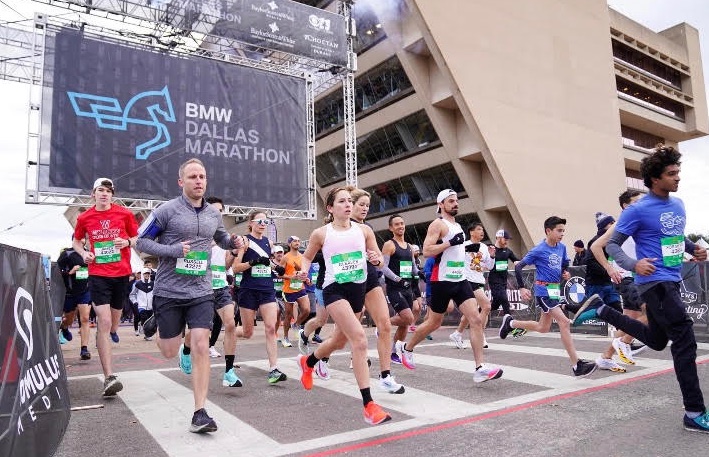 Runners starting the BMW Dallas Marathon in front of Dallas City Hall