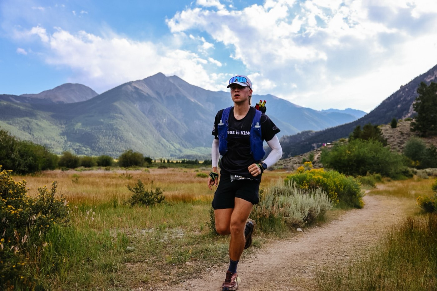 Pierce Showe running the Leadville Trail 100 in a blue Salomon ADV Skin 12 hydration vest