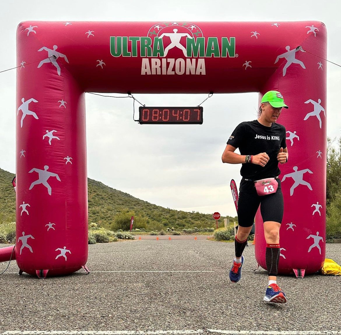 Pierce Showe running under the Ultraman Arizona finish arch
